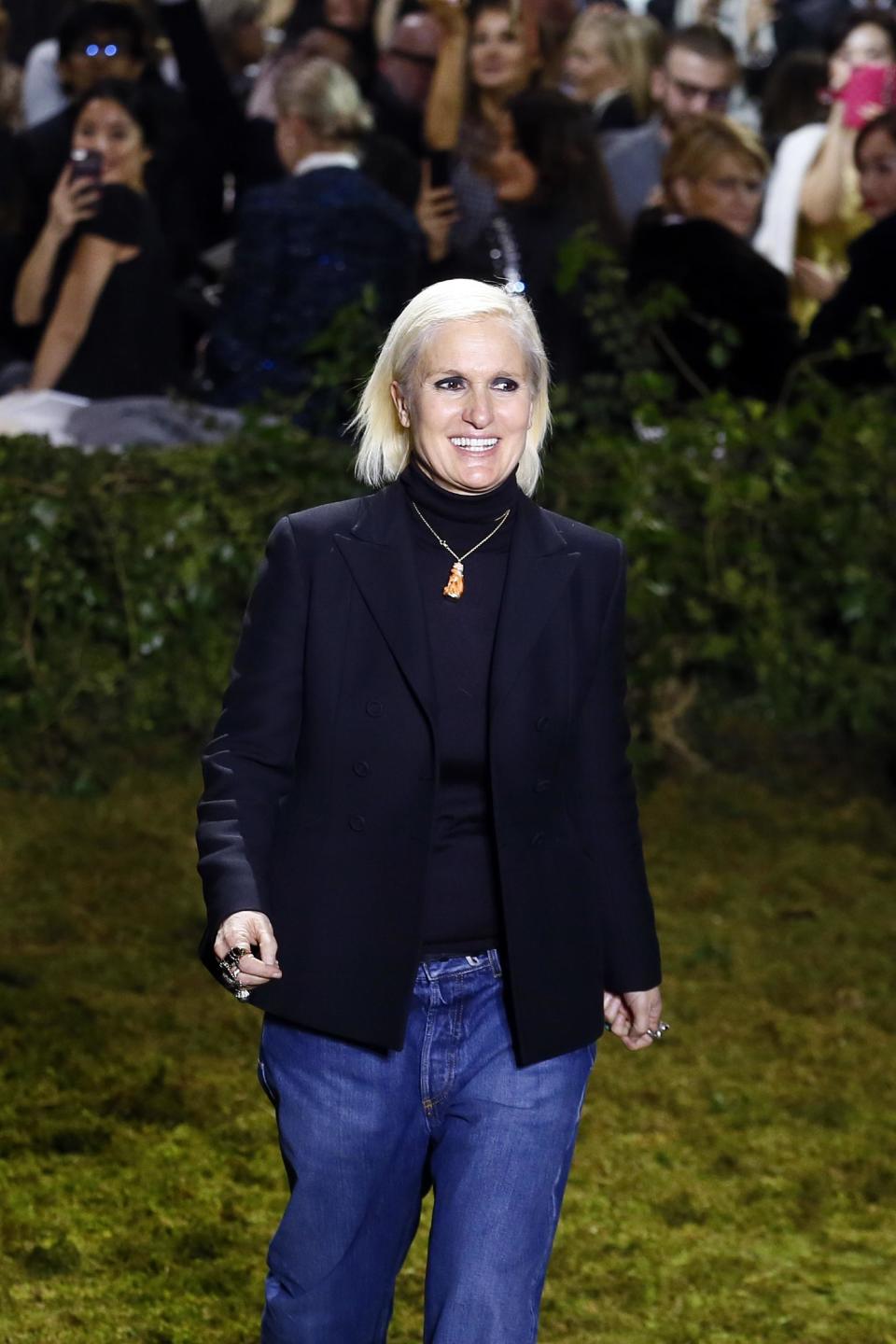 La diseñadora italiana Maria Grazia Chiuria recibe el aplauso del público tras el desfile de su colección de alta costura para Christian Dior primavera verano 2017 en París, el lunes 23 de enero de 2017. (Foto AP/Francois Mori)