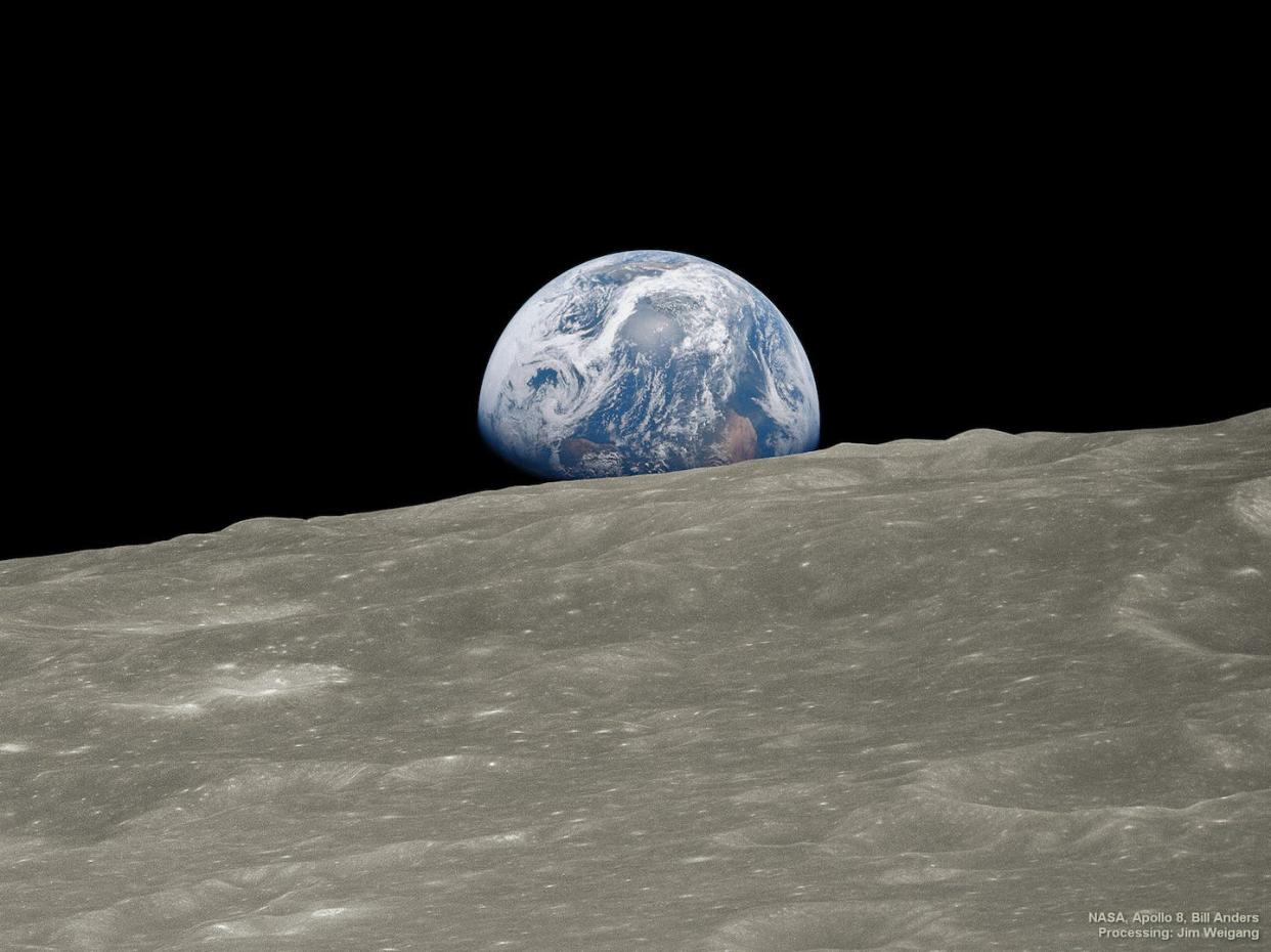 La imagen restaurada de Earthrise. Se ha coloreado una imagen de alta calidad en blanco y negro utilizando tonos de las fotos originales en color. <a href="https://apod.nasa.gov/apod/ap181224.html" rel="nofollow noopener" target="_blank" data-ylk="slk:NASA, Apollo 8 Crew, Bill Anders; Processing and License: Jim Weigang;elm:context_link;itc:0;sec:content-canvas" class="link ">NASA, Apollo 8 Crew, Bill Anders; Processing and License: Jim Weigang</a>, <a href="http://creativecommons.org/licenses/by-sa/4.0/" rel="nofollow noopener" target="_blank" data-ylk="slk:CC BY-SA;elm:context_link;itc:0;sec:content-canvas" class="link ">CC BY-SA</a>