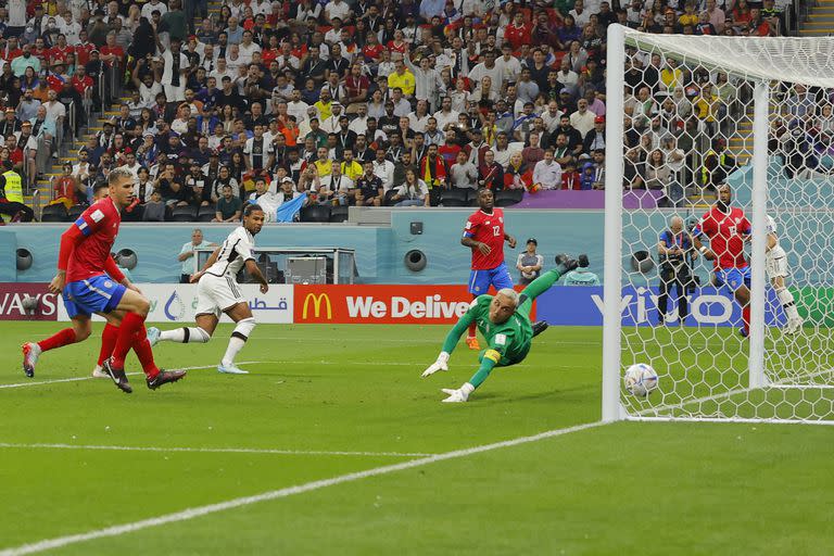 El alemán Serge Gnabry convierte el primer gol de Alemania ante Costa Rica