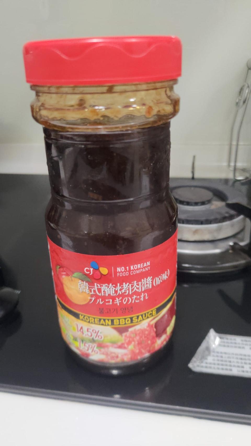 原PO發現韓式醃烤肉醬的瓶身寫著「醃」的字樣。（圖／翻攝自臉書）