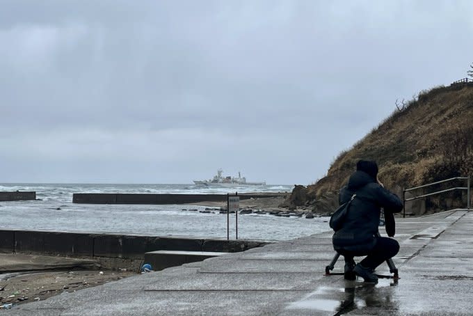 「越後號」擱淺位置在新潟縣柏崎市椎屋花燈塔西北約1.1公里處，距海岸不遠。   圖：翻攝@hiroyuki69masha推特