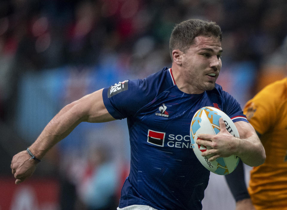 France's Antoine Dupont runs the ball to score a try against Australia during a Vancouver Sevens rugby game in Vancouver, British Columbia, Saturday, Feb. 24, 2024. (Ethan Cairns/The Canadian Press via AP)