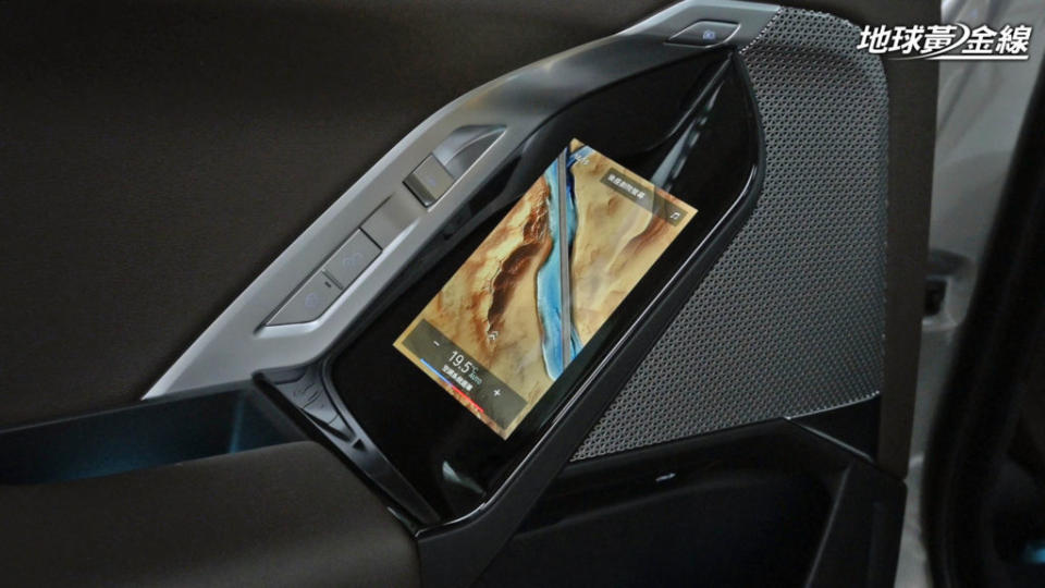 後座車門把手直接鑲嵌5.5吋觸控螢幕作為7 Series後座控制中樞。(攝影/ 林先本)