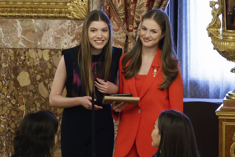 La Princesa Sofía de España, a la izquierda, y la Princesa Leonor sonríen antes de un almuerzo en el día de las conmemoraciones del décimo aniversario de la proclamación del Rey de España Felipe VI en el Palacio Real de Madrid, España, el miércoles 19 de junio de 2024.