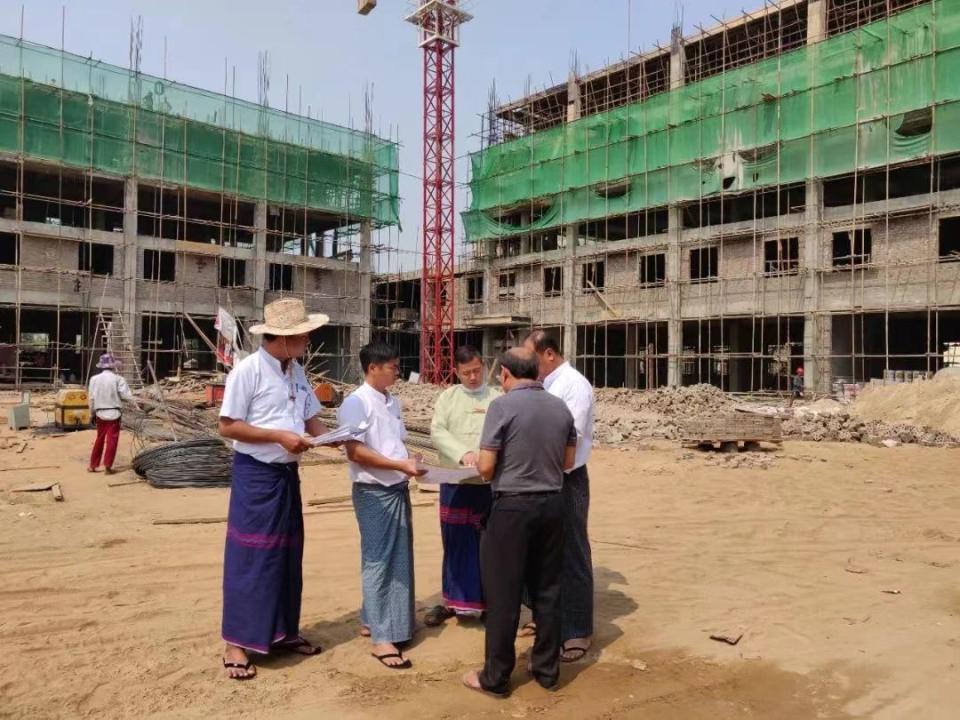 緬甸「KK園區」主腦在泰緬邊境水溝谷（Shwe Kokko）搞「水溝谷經濟特區」，圖為緬方官員考察