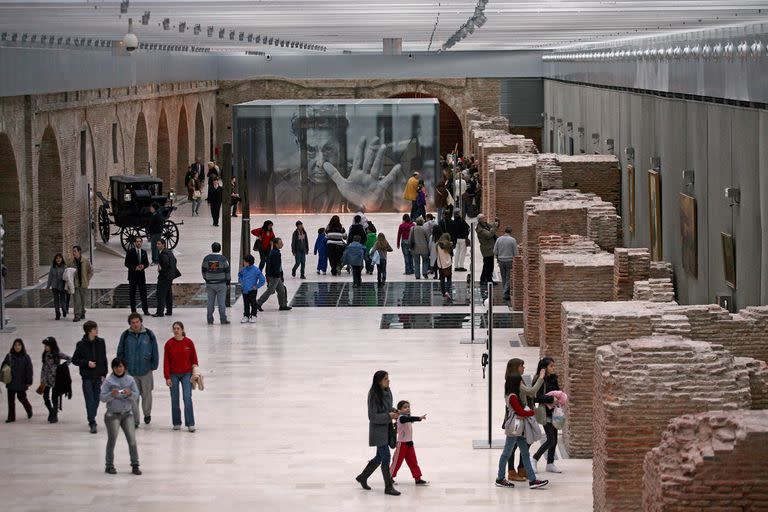 FOTOS EN EL MUSEO DE LA CASA ROSADA, MUSEO DEL BICENTENARIO.
 AL MURAL DE SIQUEIROS, Y A ELEMENTOS DE LA HISTORIA ARGENTINA EXPUESTOS ALL .

FOTO MAXIE AMENA