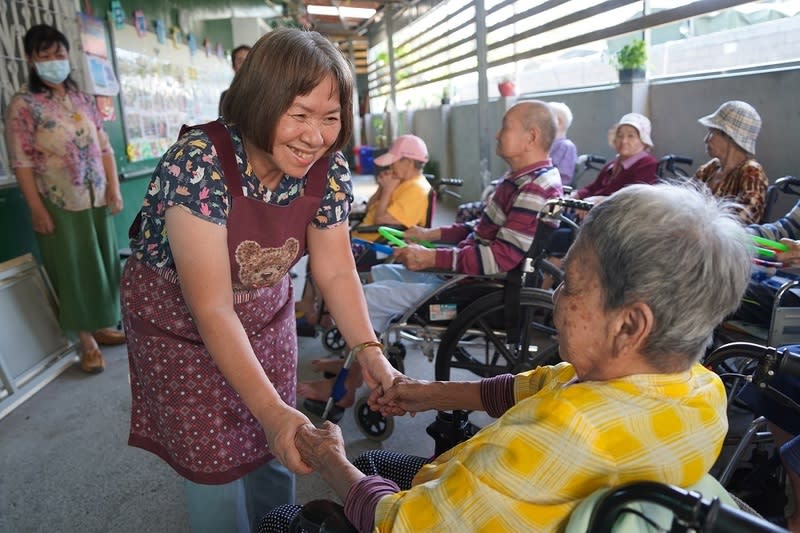 屏東中高齡照服員劉月華 70歲照服員劉月華（左）20年前參加照服員訓練，坦 言服務起初常被質疑體力與反應跟不上年輕人，但以 高齡同理心照顧長輩，新個案僅需1天就會完全改 觀。 （屏東縣政府長照處提供） 中央社記者黃郁菁傳真  113年5月24日 