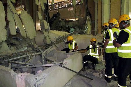 Saudi emergency crew work after a construction crane crashed in the Grand Mosque in the Muslim holy city of Mecca, Saudi Arabia September 12, 2015. REUTERS/Mohamed Al Hwaity