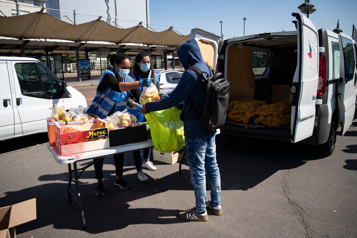 Distribution alimentaire du Secours Populaire à Saint-Denis, le 6 mai 2020 - Thomas SAMSON / AFP