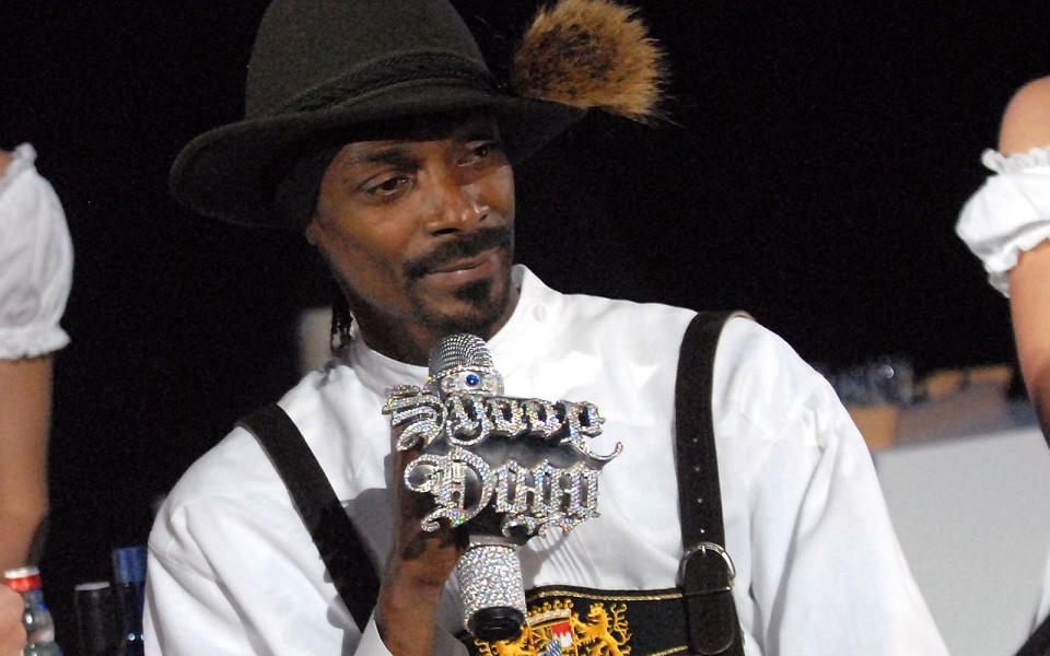 Snoop Dogg in Lederhose? Ja, 2007 moderierte der Rapper die MTV Europe Music Awards in München und kleidete sich dafür "stilecht". Dass er überhaupt nach Deutschland kommen durfte, war damals nicht ausgemacht: Kurz zuvor hatten ihm die Behörden in Australien die Einreise verweigert, weil er "charakterlich nicht geeignet" sei. (Bild: Jeff Kravitz/FilmMagic/Getty Images)