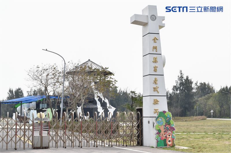 金門縣畜產試驗所號稱「金門人的動物園」，除了養殖金門酒糟牛，還飼養梅花鹿、蘭嶼豬、山羊、馬、金門土雞、孔雀、紅面番鴨、鴕鳥、鴯鶓等動物。金門當地有名的「青草地牛奶」也出於此處，前往附設的金牪（ㄧㄢˋ）餐廳更可品嘗溫體酒糟牛火鍋、牛肉乾、牛軋糖等美食。（圖／記者陳弋攝影）