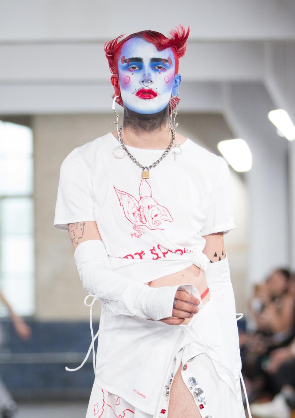 Art School a également fait défiler des mannequins au maquillage étrange, comme ce look effrayant.