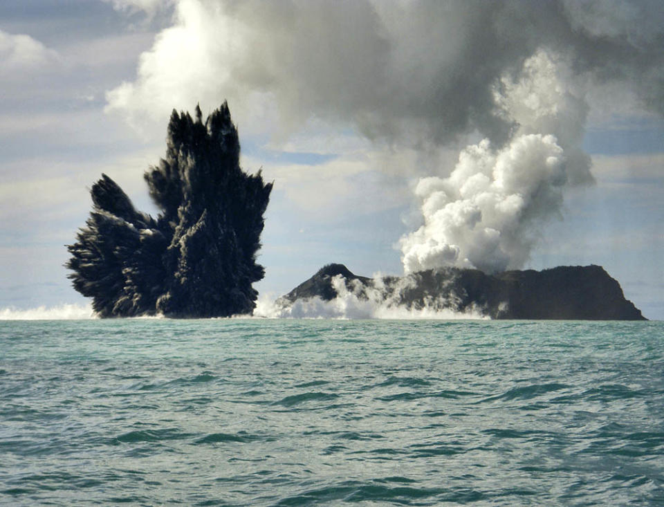 洪加東加－洪加哈帕伊海底火山2009年的那場爆發（Image Source : REUTERS/Matangi Tonga Online/Handout）