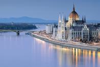 <p>Budapest es la capital y ciudad más poblada de Hungría, y una de las ciudades más grandes de la Unión Europea. Alberga el edificio del parlamento húngaro y la colina Gellért, que ofrece impresionantes vistas panorámicas de la ciudad, y el río Danubio, que la divide convirtiéndola en un destino romántico y especial. Su vibrante vida nocturna es popular por su cantidad de bares y clubes "en ruinas".</p>