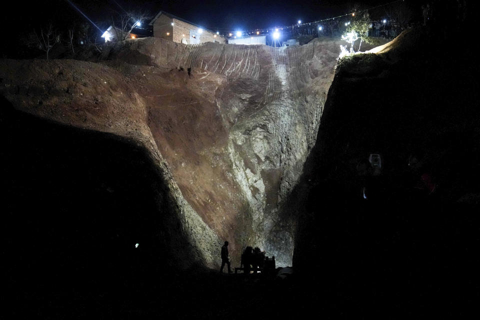 Los rescatistas intentan salvar a un niño de 5 años que cayó en un agujero en el pueblo de Ighran, en la provincia marroquí de Chefchaouen, el 4 de febrero de 2022. El niño, atrapado durante días en las oscuras profundidades de un pozo, no sobrevivió. (AP Foto/Mosa'ab Elshamy)