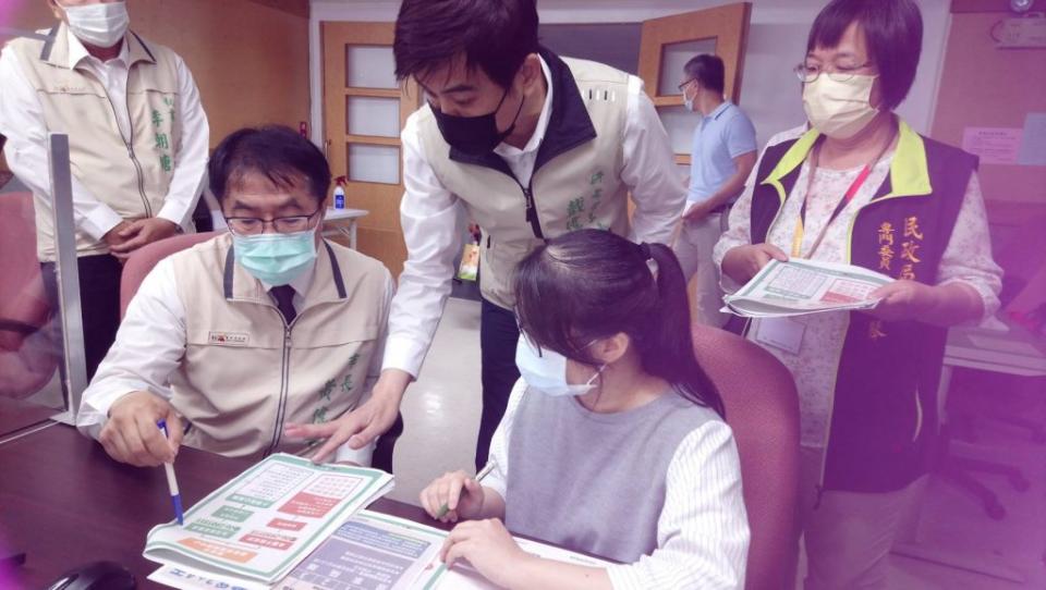 市府二十六日啟動台南市居家照護服務中心，市長黃偉哲並「隨堂考」，測試應變能力。 （記者吳孟珉攝）