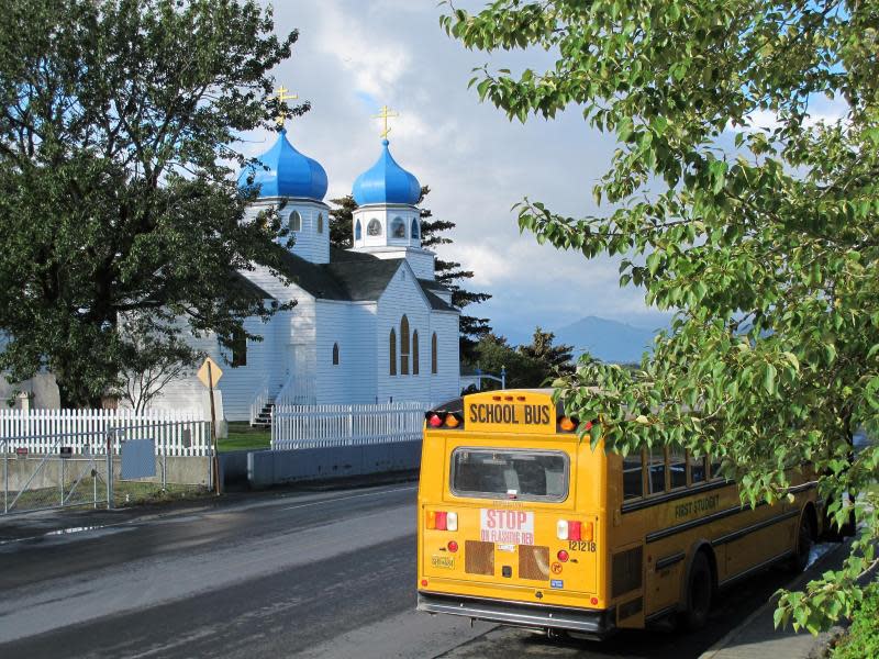 Amerikanischer Schulbus vor russischer Architektur: der Kulturenmix hat auf Kodiak Geschichte. Foto: Frank Rumpf