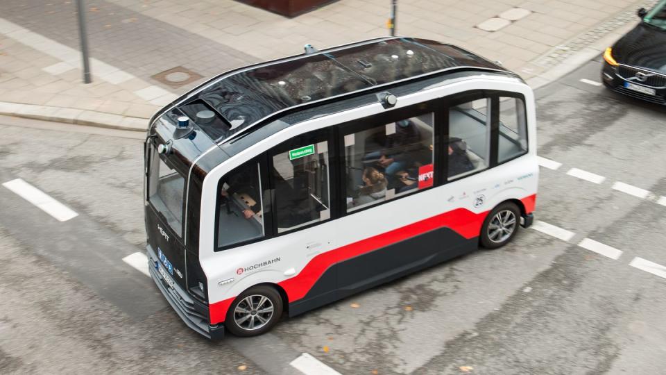 Der Bundestag hat nun ein Gesetz verabschiedet, das autonomes Fahren in Deutschland voranbringen soll. Die Technologie könnte etwa für Shuttleverbindungen zum Einsatz kommen.