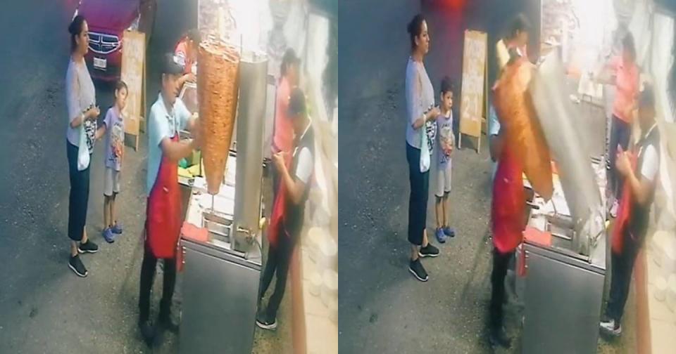 Taquero tira trompo de carne al pastor. Foto: Captura de video TikTok vía @taqueriajuquilita2016