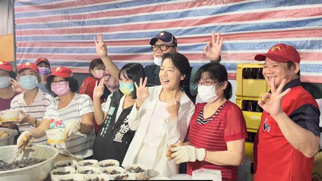 無黨籍台北市長參選人黃珊珊，出席萬華雙福宮重陽敬老活動。（張芷瑜攝）