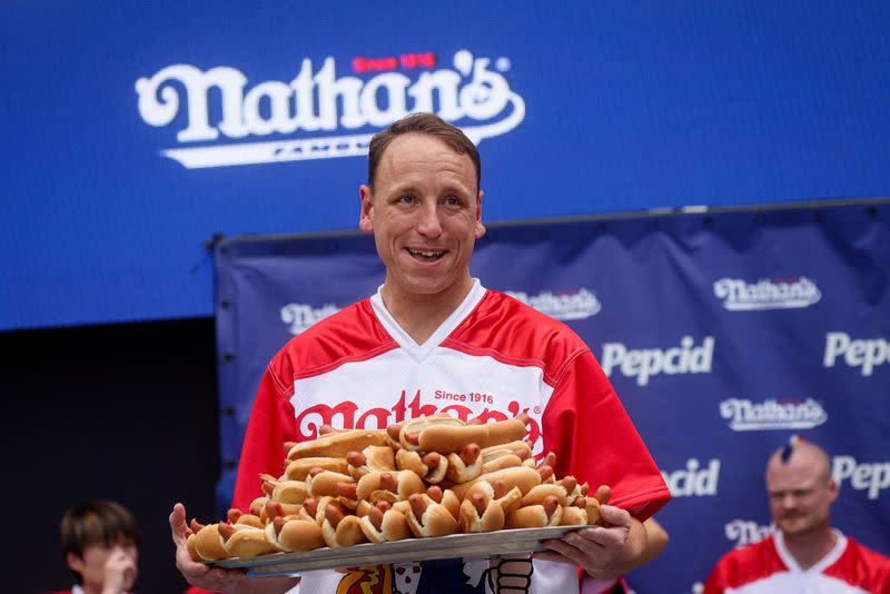 Foto de Archivo: El campeón del mundo Joey Chestnut durante la ceremonia de pesaje previa al 2023 Nathan's Famous Fourth of July International Hot Dog Eating Contest en Coney Island Brooklyn en Nueva York, EEUU