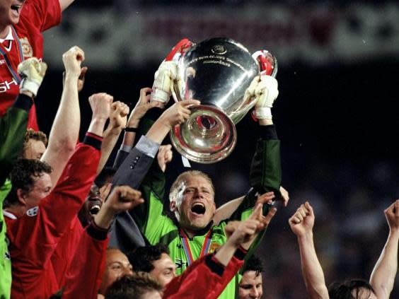 Schmeichel lifting the trophy in 1999 (Getty Images)