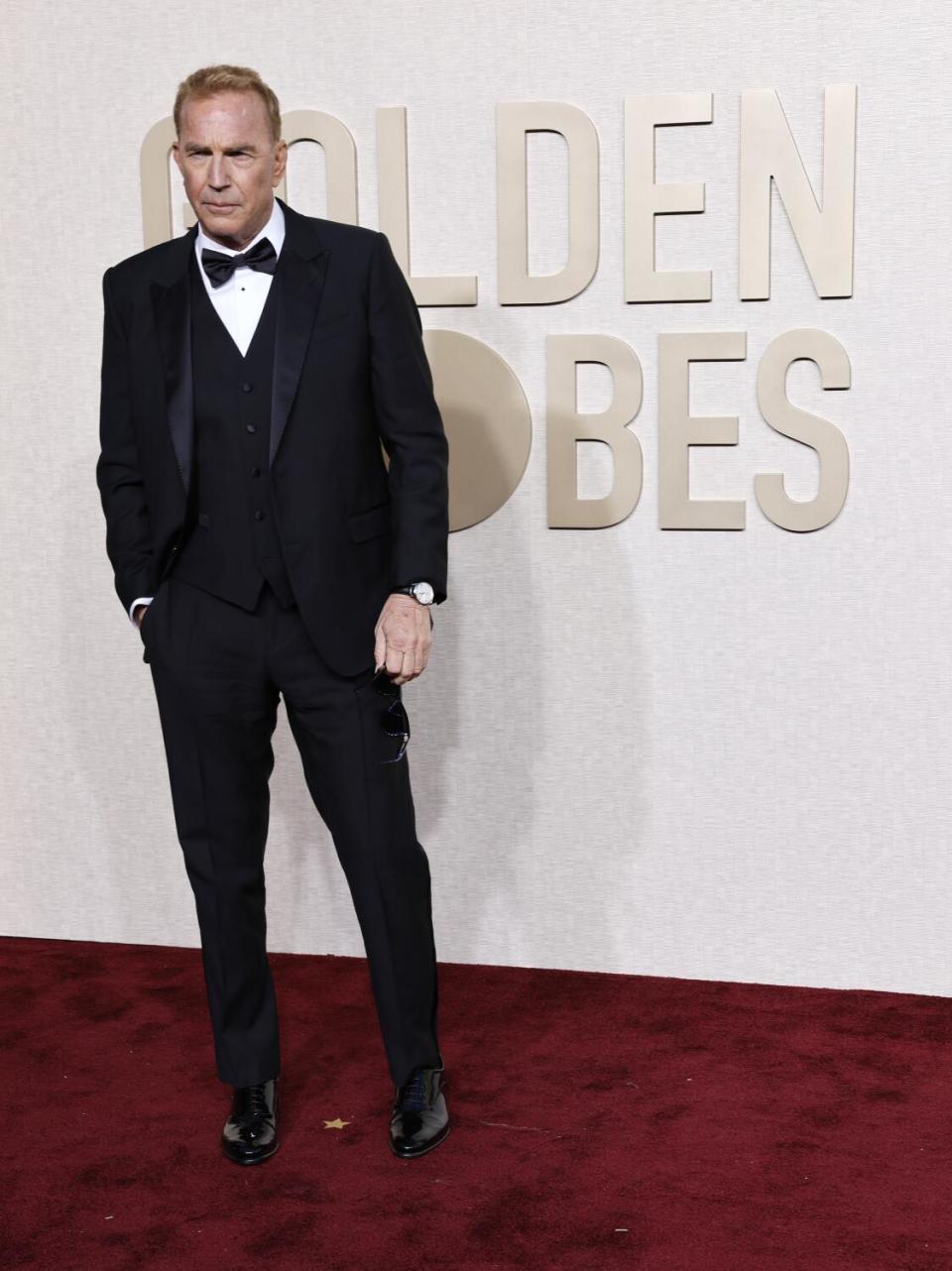 Kevin Costner en la alfombra roja de la edición 81 de los Globos de Oro