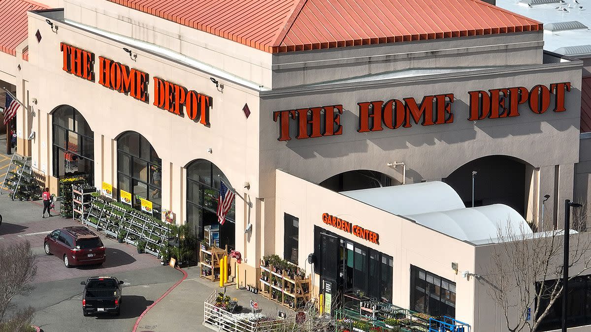 A rumor claimed that 100 migrants had attacked security officers at a Home Depot in Chicago, supposedly according to a 911 call or Chicago Police Department dispatch radio. 