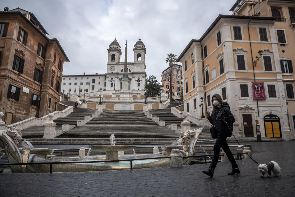 Il centro di Roma e Città del Vaticano sono deserti la prima domenica dopo l’entrata in vigore delle restrizioni per combattere l’epidemia da coronavirus. Tra i monumenti della Capitale, non si vedono i soliti assembramenti di turisti.