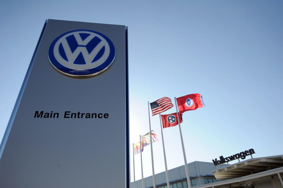 Der Haupteingang der Volkswagen Fabrik in Chattanooga, im US-Staat Tennessee. - Copyright: picture alliance / dpa | Erik S. Lesser