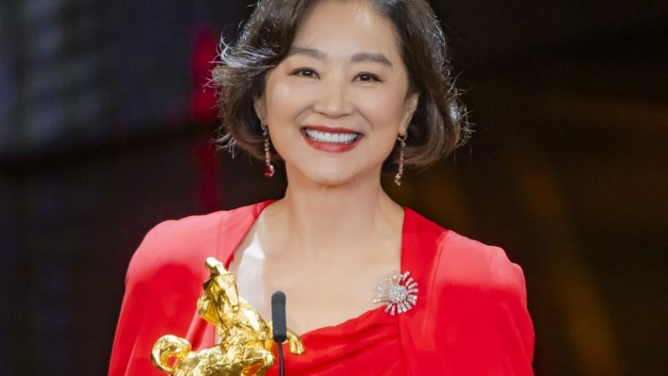 Taiwan star Brigitte Lin came out of retirement to accept a lifetime achievement award.