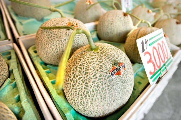 Die Yubari-Melone sieht zwar nicht gerade spektakulär aus, dafür ist es ihr Preis: Zwei der zuckersüßen Melonen wechselten bei einer Auktion in Japan für 22.000 Euro den Besitzer. Doch auch abseits von den oft symbolischen Versteigerungen liegt ihr Preis teilweise bei mehr als 100 Euro. Das liegt daran, dass diese Sorte ausschließlich auf der japanischen Insel Hokkaido angebaut werden darf, wo sie als heilig gilt. Nach der Aussaat im Winter werden die Pflanzen unterirdisch beheizt, die Melonen dann von Hand geerntet und jede einzeln geprüft. Eine schnöde Melonen-Bowle wird so zum wahren Luxus-Drink! (Bild: ddp)