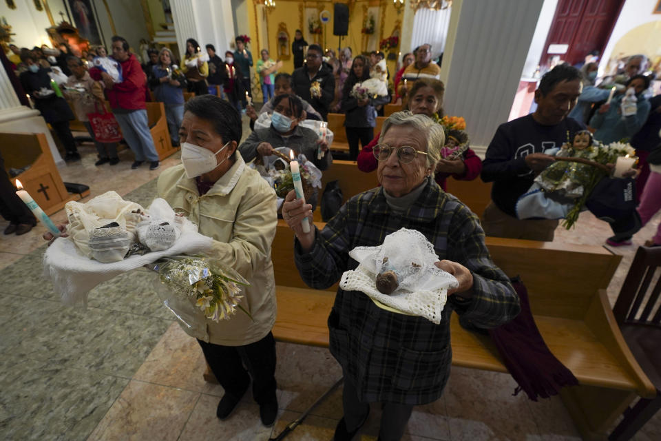 ARCHIVO - La gente sostiene figuras del Niño Jesús en la iglesia para recibir una bendición en el Día de la Candelaria, en la Ciudad de México, el 2 de febrero de 2024. Según el último informe oficial (2020), 98 millones de los 126 millones de mexicanos son católicos. (AP Foto/Marco Ugarte, Archivo)