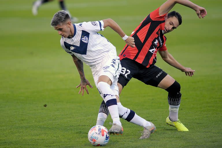 Para acá y para allá: Orellano ensaya un amago, en el encuentro contra Patronato, por la Copa Liga Profesional 2021.