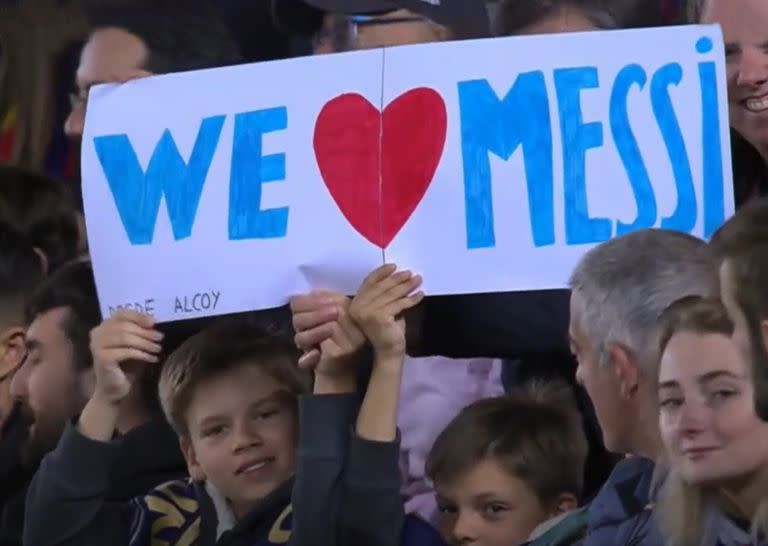 Barcelona FC vs Girona FC hinchas con un cartel de Messi