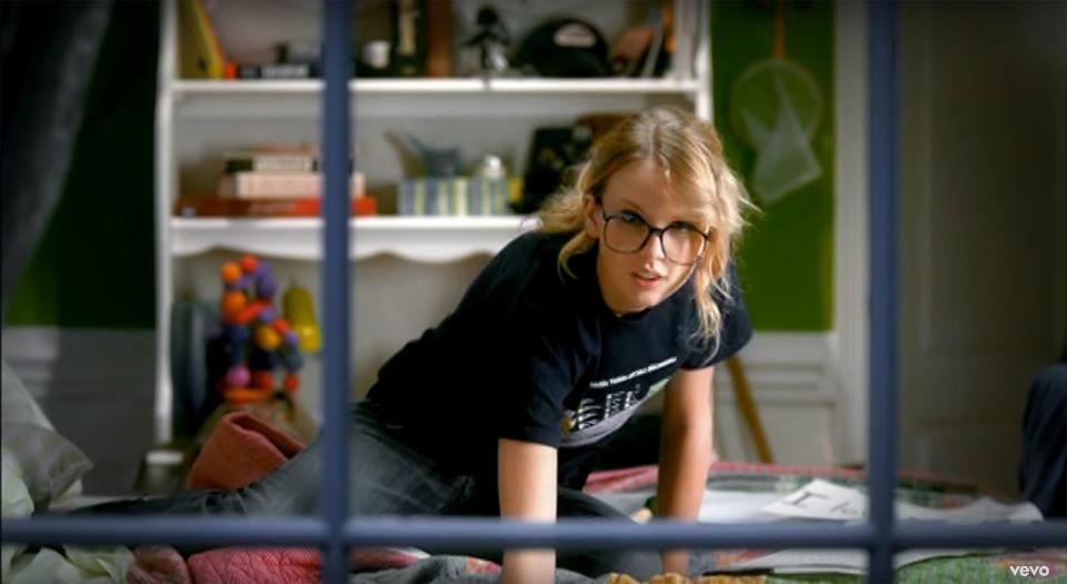 See: Swift in her T-shirt (on a typical Tuesday night).