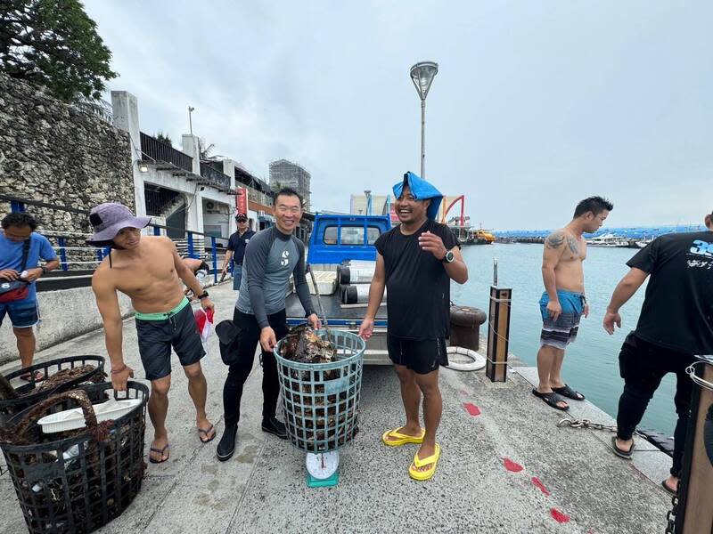 世界環境日  潛海戰將小琉球清理海廢 屏東縣政府環保局5日在小琉球舉行淨海淨灘等活 動，有來自恆春半島及小琉球的潛海戰將響應，5日 在中澳沙灘周邊海域淨海。 （屏東縣政府環保局提供） 中央社記者黃郁菁傳真  113年6月5日 