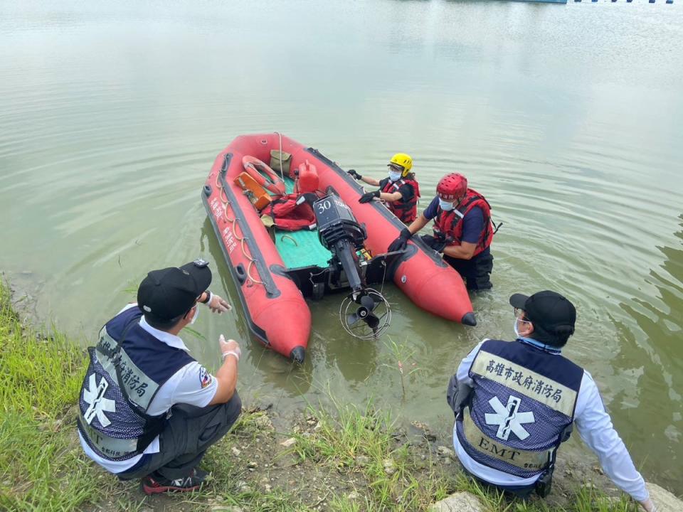 清淤工人不慎掉落阿公店水庫，消防局出動橡皮艇搜救。（圖：民眾提供）