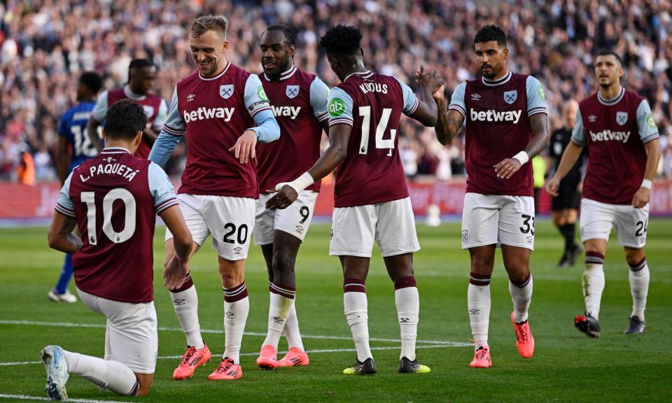 <span>Lucas Paquetá celebrates with Jarrod Bowen after scoring West Ham’s fourth goal in their win over Ipswich.</span><span>Photograph: Tony O Brien/Reuters</span>