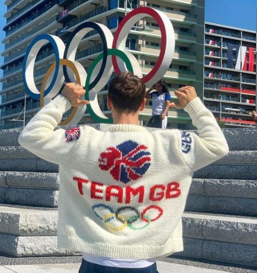 Tom Daley knitting