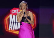 La comediante Iliza Shlesinger presenta un galardón en la ceremonia de los Premios CMT, el miércoles 9 de junio de 2021 en Nashville, Tennessee. (AP Foto/Mark Humphrey)