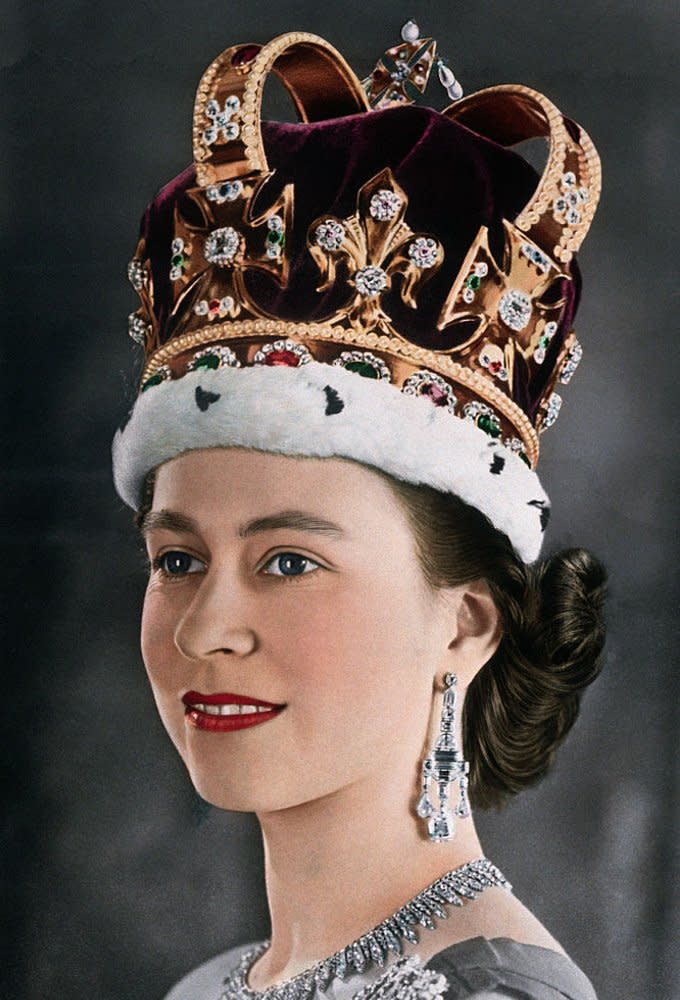 <p>Elle est déposée sur la tête du nouveau souverain britannique lors de la cérémonie de son couronnement. C'est d'ailleurs la seule fois qu'il ou elle la portera dans sa vie. La <strong>couronne de Saint-Edouard</strong> - ou <em>St Edward's Crown -</em> a été fabriquée en 1661.</p> <p>Le 2 juin 1953, Elizabeth II, alors âgée de 25 ans, a porté sur sa tête la couronne de St Edouard à l'occasion de la cérémonie de son couronnement. C’est la dernière fois qu'elle a été utilisée. Depuis, elle repose dans l'enceinte de la Tour de Londres avec tous les autres bijoux de la Couronne. Suivant la tradition familiale, elle devrait sauf exception entourer la tête de Charles III le jour de son couronnement.</p> <p>Du haut de ses 30 centimètres et de ses 2 kilos, cette couronne dotée d'un bonnet en velours violet est encerclée d'un bandeau et d'arcs en or, et décorée de fleurs de lys. Elle fait partie intégrante des <strong>Joyaux de la Couronne britannique</strong>, cette famille de biens réunissant sceptres, pierres précieuses, épées ou encore les couronnes arborés par les souverains britanniques lors de cérémonies officielles.</p> <p>444. C'est le nombre de pierres précieuses qui constellent cet insigne. On retrouve parmi elles des saphirs, des péridots, des rubis, des aigues-marines mais aussi des topazes. C'est également sur cet insigne royal que brille le diamant Kuhinoor et le diamant Cullinan II (seconde partie du diamant Cullinan).</p>  <div class="ContextualLinks"> <div class="ContextualLinks-title">Lire aussi :</div> Mort d'Elizabeth II : ces bijoux avec lesquels la reine a été enterrée </div> 