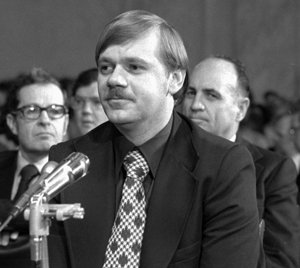 <p>Washington police officer Carl Shoffler pauses during testimony before the Senate Watergate Investigating Committee in Washington, May 18, 1973. Behind Shoffler is James McCord, the second witness who testifed at the hearing. (Photo: AP) </p>