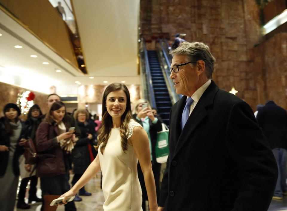 Madeleine Westerhout junto al ex gobernador de Texas, Rick Perry, en 2016, en New York. (AP /Kathy Willens)