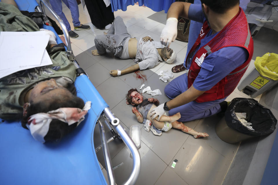 Palestininos heridos en ataques aéreos israelíes son trasladados al hospital Shifa, en la Ciudad de Gaza, el 11 de octubre de 2023. (AP Foto/Ali Mahmoud)