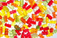 <p><b>Haribo </b> <br><br> Die Unternehmensbezeichnung leitet sich aus den beiden ersten Buchstaben des Vor- und Nachnamens sowie den ersten beiden Buchstaben des Standortes her. Aus Hans Riegel Bonn wurde also: HARIBO. Im Oktober 2013 starb der Haribo-Chef Hans Riegel junior im Alter von 90 Jahren. Der Name HARIBO bleibt aber sicherlich erhalten. (bild: thinkstock) </p>