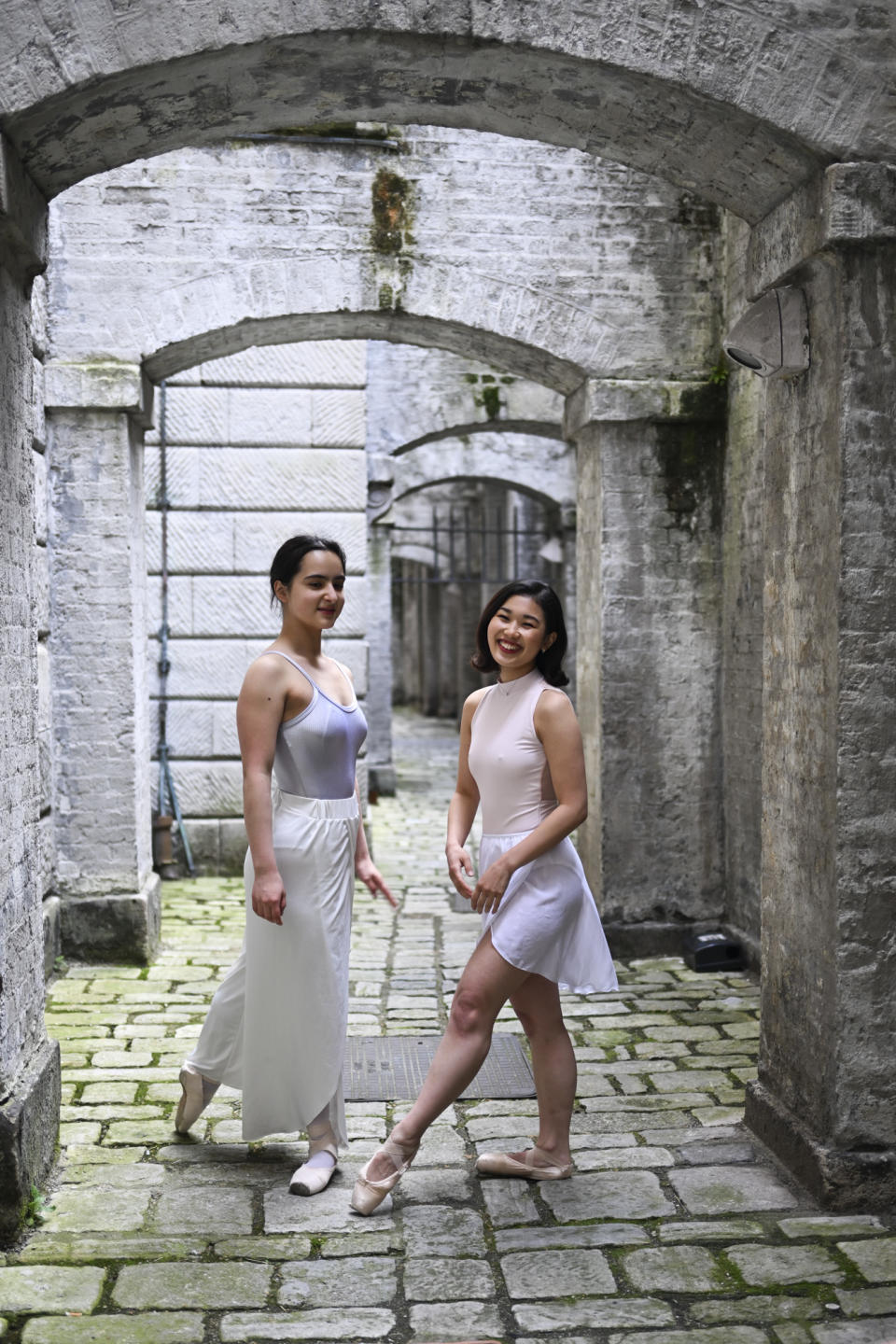 Two dancers in an archway