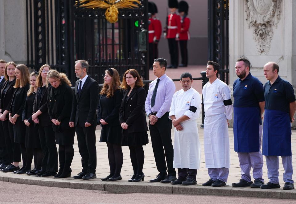 <p>Le personnel du palais de Buckingham a également rendu hommage à Elizabeth II. (Photo by Carl Court / POOL / AFP) (Photo by CARL COURT/POOL/AFP via Getty Images)</p> 