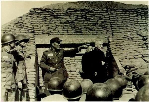 1959年劉安祺先生陪同蔣中正總統巡視金門戰地（中央研究院近代史研究所）