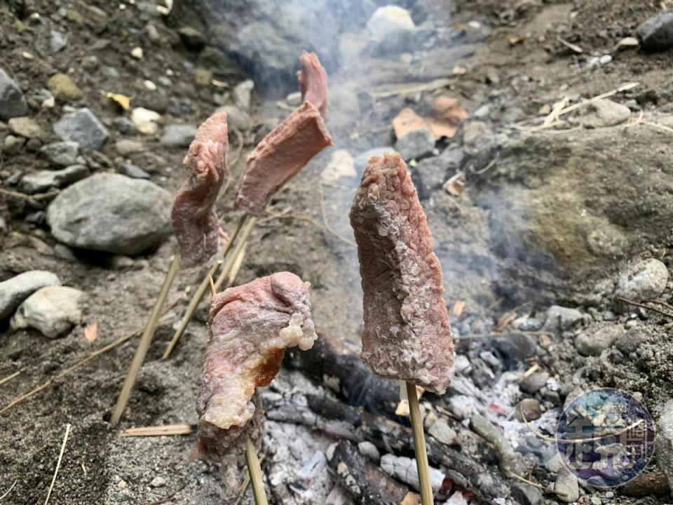 生態體驗過程中還包含原住民的野炊料理。